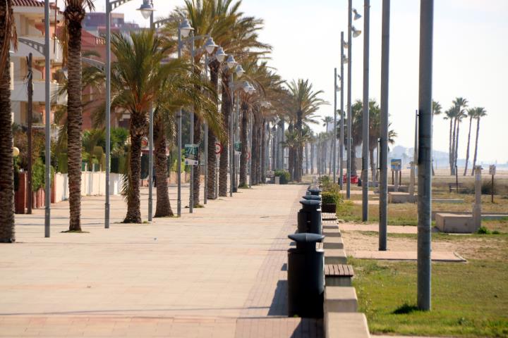 Pla general del passeig marítim de Coma-ruga al Vendrell, sense turistes a causa del coronavirus. ACN