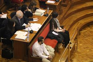 Pla general dels acusats Rosa Peral i Albert López, durant la primera sessió del judici pel crim de la Guàrdia Urbana a l'Audiència de Barcelona. ACN