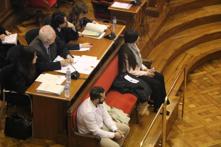 Pla general dels acusats Rosa Peral i Albert López, durant la primera sessió del judici pel crim de la Guàrdia Urbana a l'Audiència de Barcelona. ACN