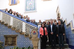 Pla general dels alcaldes que han participat al consell directiu de l'AMI en una foto de grup a les escales del Palau Maricel de Sitges. ACN