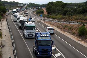 Pla general dels camions durant la marxa lenta a l'N-340 direcció a l'entrada de l'AP7 a Altafulla. Imatge de l'11 d'octubre del 2018. ACN