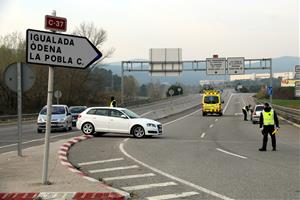 Pla general dels controls als accessos d'Igualada amb un cotxe obligat a retrocedir cap a la capital de l'Anoia. ACN