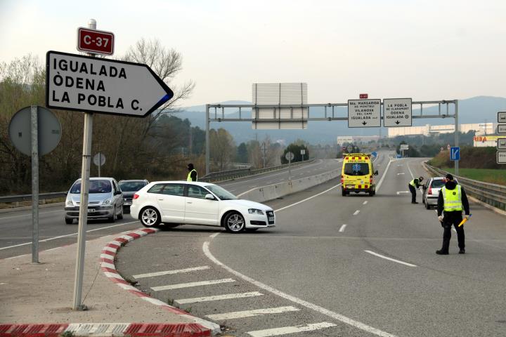 Pla general dels controls als accessos d'Igualada amb un cotxe obligat a retrocedir cap a la capital de l'Anoia. ACN