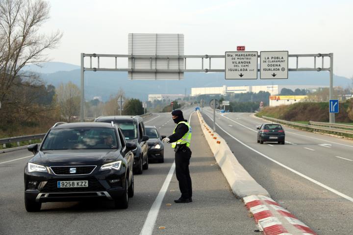 Pla general dels controls als accessos d'Igualada. Imatge del 13 de març del 2020. ACN