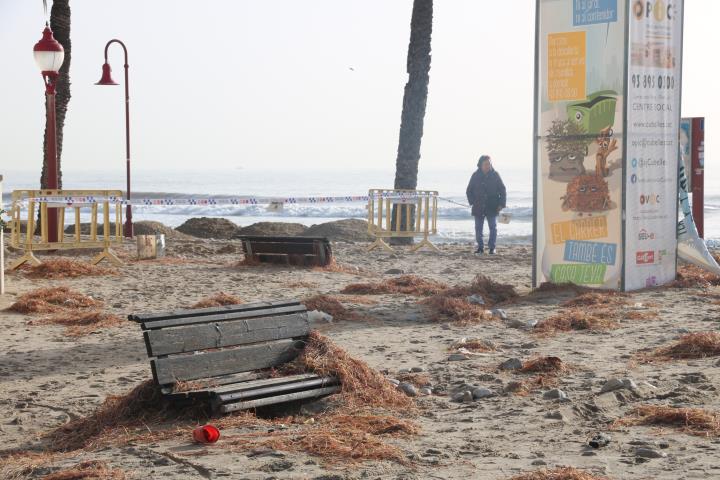 Pla general dels desperfectes del temporal al passeig maritim de Cubelles. ACN