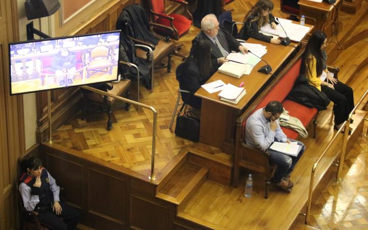 Pla general dels dos acusats pel crim de la Guàrdia Urbana, Albert López i Rosa Peral, durant la declaració d'una testimoni en el judici a l'Audiència