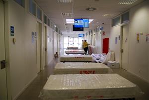 Pla general dels llits per estrenar col·locats a la sala d'espera de l'Hospital d'Igualada. Hospital d'Igualada