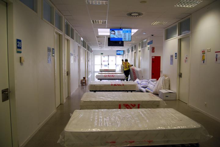 Pla general dels llits per estrenar col·locats a la sala d'espera de l'Hospital d'Igualada. Hospital d'Igualada