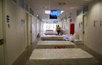 Pla general dels llits per estrenar col·locats a la sala d'espera de l'Hospital d'Igualada. Hospital d'Igualada