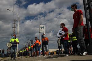 Pla general dels treballadors de Nissan formant una cadena humana davant una de les entrades de la planta de la Zona Franca de Barcelona. ACN