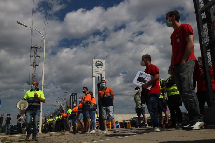 Pla general dels treballadors de Nissan formant una cadena humana davant una de les entrades de la planta de la Zona Franca de Barcelona. ACN