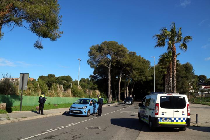 Pla general d'un control de la Policia Local del Vendrell. Imatge del 3 d'abril del 2020. ACN