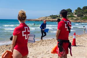 Pla general d'un dels aspirants fent una de les proves de selecció de la Creu Roja per ser socorrista. Creu Roja