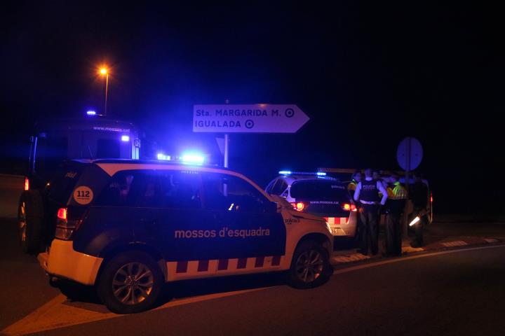 Pla general d'un dels controls dels Mossos d'Esquadra a la sortida d'Igualada, aquest dijous al vespre. ACN