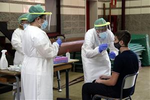 Pla general d'un dels equips mòbils extraient mostres per a PCR a l'escola Bell-lloc de Girona, el 24 de setembre del 2020. ACN