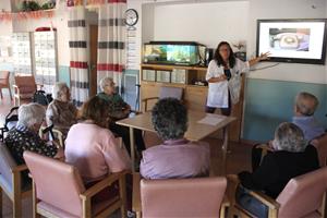 Pla general d'un grup d'usuaris del centre de dia de la Fundació Sant Hospital de la Seu d'Urgell duent a terme un taller de reminiscència. ACN