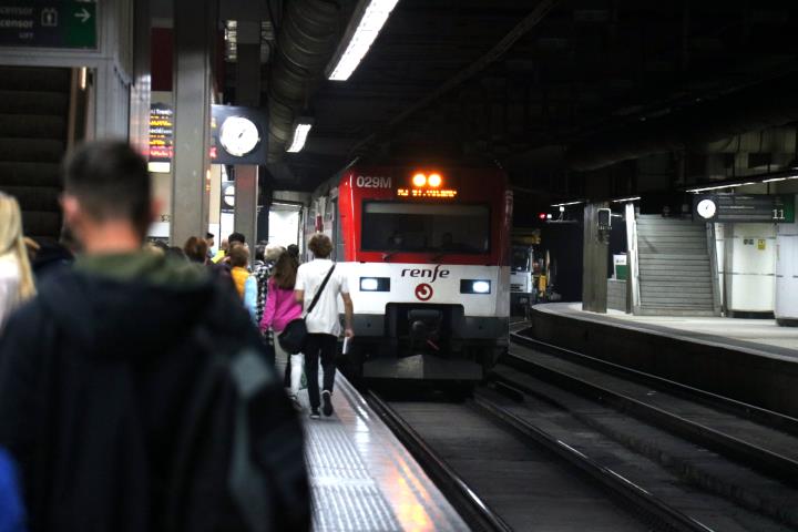 Pla general d'un tren arribant a l'Estació de Sants de Barcelona, el 21 d'octubre del 2020. ACN