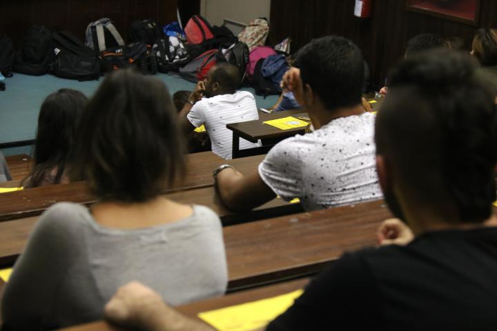 Pla general d'una aula de la UB on s'estan fent els exàmens de selectivitat de setembre, el 5 de setembre de 2017. ACN