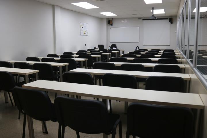 Pla general d'una aula de l'acadèmia Òrbita Gironina de Girona buida aquest dijous 7 de maig de 2020. ACN