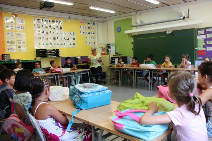 Pla general d'una classe de 1r de Primària de l'escola Charlie Rivel de Cubelles, escoltant les explicacions de la mestra, en el primer dia de curs. A