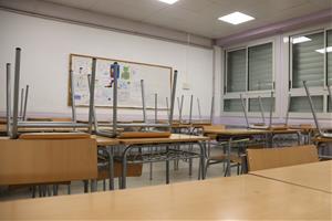 Pla general d'una classe sense alumnes de l'Instut Pere Vives d'Igualada. Imatge del 12 de març de 2020. ACN