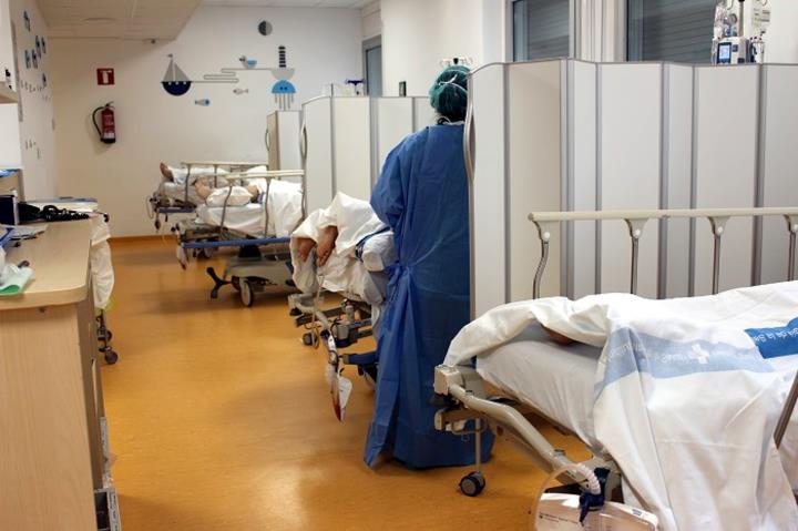 Pla general d'una de les habitacions amb pacients amb covid-19 al Trueta. ACN
