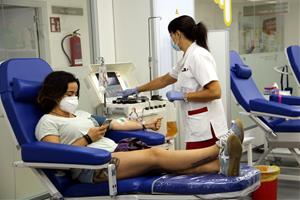 Pla general d'una donant de sang al Banc de Sang i Teixits de l'hospital Trueta de Girona. ACN