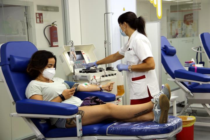 Pla general d'una donant de sang al Banc de Sang i Teixits de l'hospital Trueta de Girona. ACN