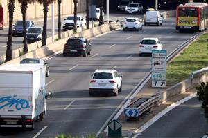 Pla general d'una sortida de la ronda de Dalt de Barcelona, amb el cartell de Zona de Baixes Emissions. ACN