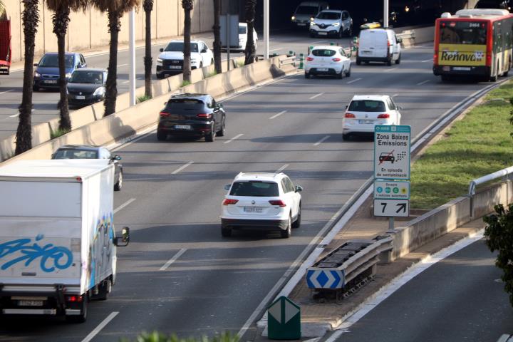 Pla general d'una sortida de la ronda de Dalt de Barcelona, amb el cartell de Zona de Baixes Emissions. ACN