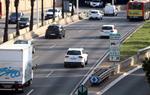 Pla general d'una sortida de la ronda de Dalt de Barcelona, amb el cartell de Zona de Baixes Emissions. ACN