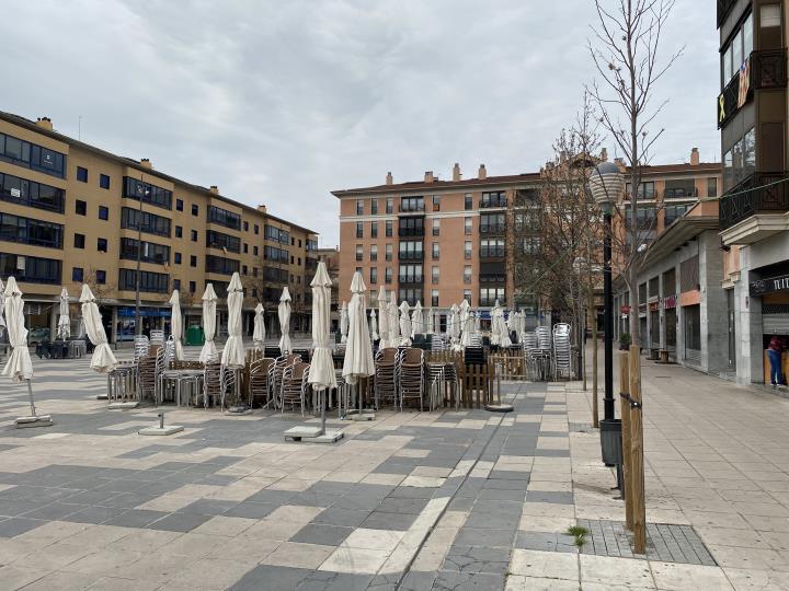 Pla general d'una terrassa tancada aquest divendres el matí a Igualada. Imatge del 13 de març del 2020. ACN