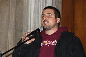 Pla mig de l'exdiputat de la CUP Quim Arrufat intervenint a la concentració de la plaça de la Font de Tarragona. Imatge del 16 de gener del 2018. ACN