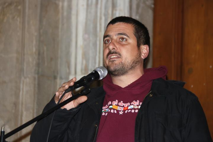 Pla mig de l'exdiputat de la CUP Quim Arrufat intervenint a la concentració de la plaça de la Font de Tarragona. Imatge del 16 de gener del 2018. ACN