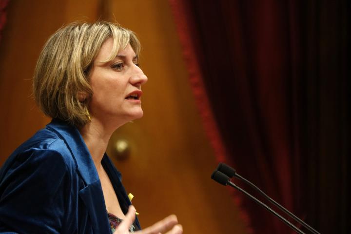 Pla mitjà de la consellera de Salut, Alba Vergés, intervenint al ple del Parlament el 5 de març del 2020. ACN