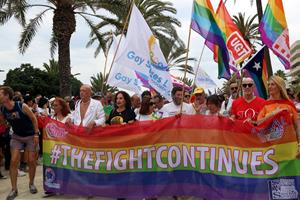 Pla mitjà de la pancarta reivindicativa dels drets LGTBI que obria la desfilada de l'Orgull Gai, 9-6-19. ACN