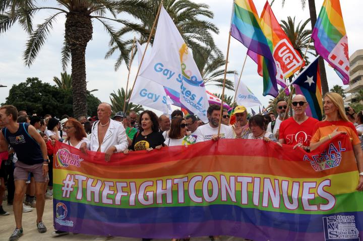 Pla mitjà de la pancarta reivindicativa dels drets LGTBI que obria la desfilada de l'Orgull Gai, 9-6-19. ACN