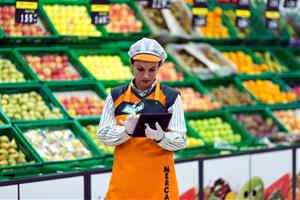 Pla mitjà de la secció de fruita d'un supermercat de Mercadona. Mercadona