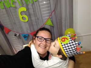 Pla mitjà de la Vanessa, amb el seu fill, celebrant el seu aniversari durant el confinament. ACN