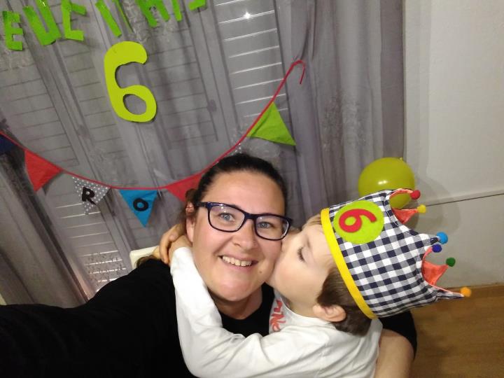 Pla mitjà de la Vanessa, amb el seu fill, celebrant el seu aniversari durant el confinament. ACN