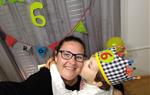 Pla mitjà de la Vanessa, amb el seu fill, celebrant el seu aniversari durant el confinament. ACN