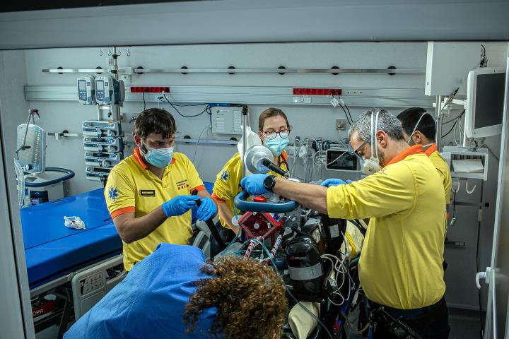 Pla mitjà de professionals del SEM treballant amb un pacient crític complex gràcies a una UCI mòbil . ACN