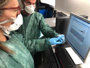 Pla mitjà de professionals processant mostres per detectar el coronavirus al Laboratori Territorial ICS Girona, el 17 de març del 2020. ICS Girona