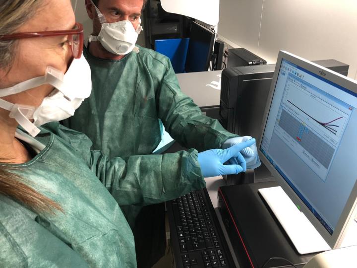 Pla mitjà de professionals processant mostres per detectar el coronavirus al Laboratori Territorial ICS Girona, el 17 de març del 2020. ICS Girona