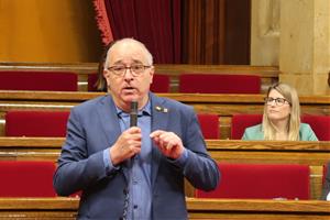 Pla mitjà del conseller d'Educació, Josep Bargalló, intervenint al ple del Parlament el 21 de maig del 2020. Job Vermeulen/ Parlament