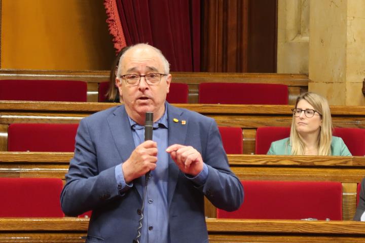 Pla mitjà del conseller d'Educació, Josep Bargalló, intervenint al ple del Parlament el 21 de maig del 2020. Job Vermeulen/ Parlament