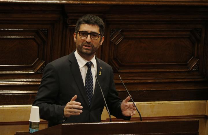 Pla mitjà del conseller Jordi Puigneró intervenint en el ple monogràfic de la covid-19 l'1 de juliol del 2020. ACN