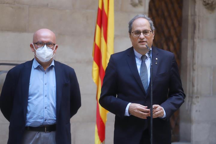 Pla mitjà del president de la Generalitat, Quim Torra, atenent els mitjans de comunicació amb el seu advocat Gonzalo Boye el 23 de setembre del 2020. 