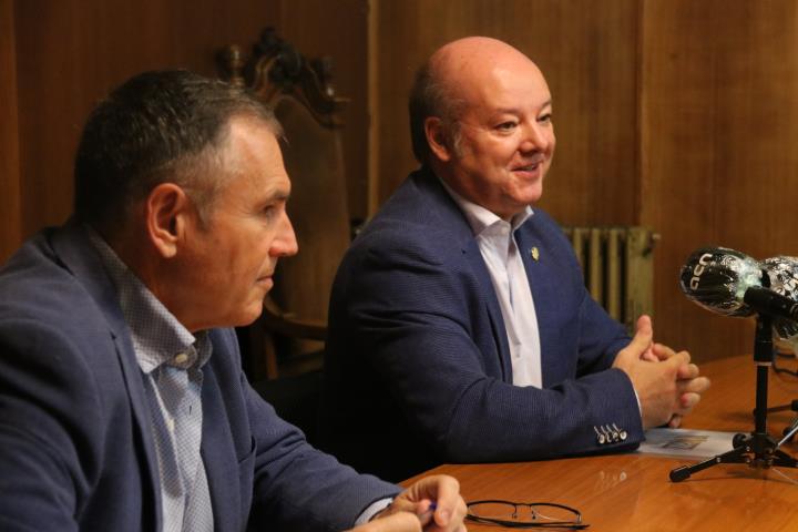 Pla mitjà del president de l'Acadèmia Tastavins, Max Margalef, al costat de l'alcalde de Vilafranca, Pere Regull. ACN