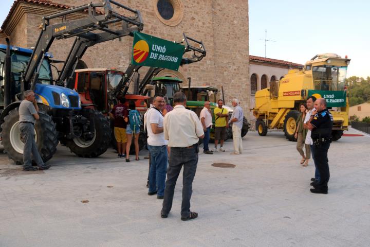 Pla mitjà dels tractors a la plaça Major. ACN